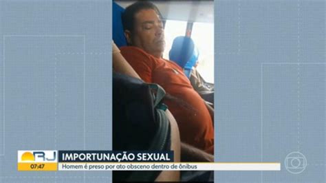 Mulher finge dormir, grava importunação sexual dentro de ônibus。